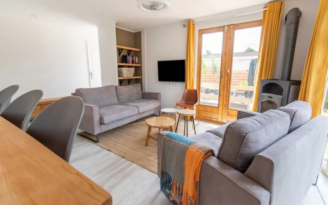 Idyllic Holiday Home in Ooltgensplaat on the Water