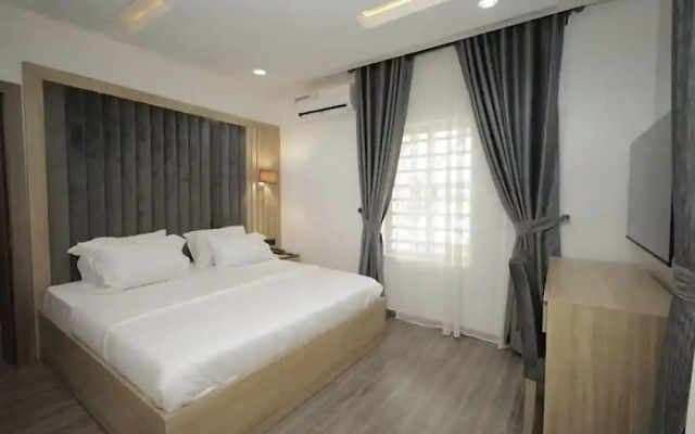Clase Alta Hotel and Suites Limited