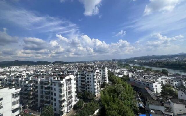Yueya Fengjing Hotel (Shangrao Wuyuan Cultural Square Landscape Bridge)