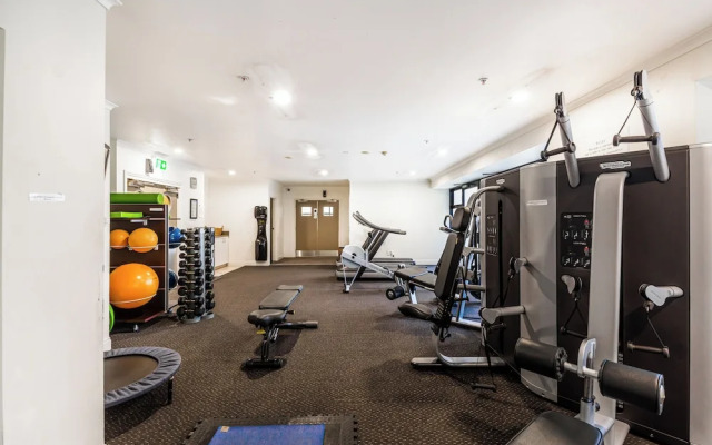 City Getaway 1BR Apt w Pool & Gym I Zodiak Stays