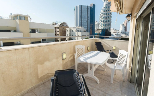 Spacious Duplex with Terrace 3-min From the Beach