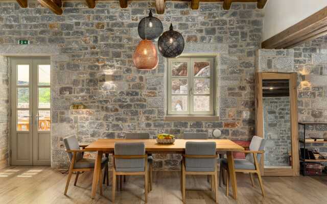 Trapela Limeni Luxury Suites