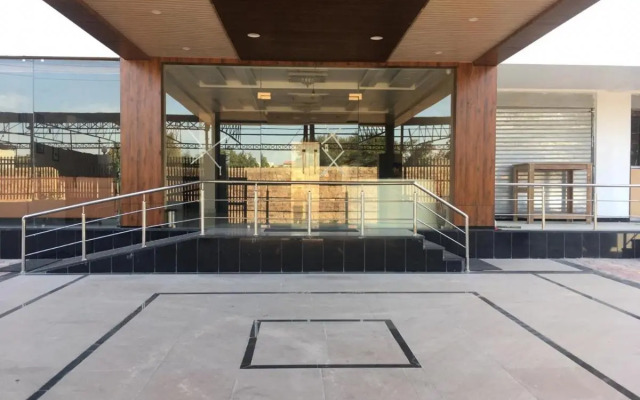 Hotel Aarunya Royale