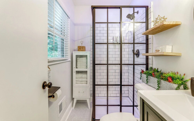 Chamblee Home w/ Fireplace Near Hospitals