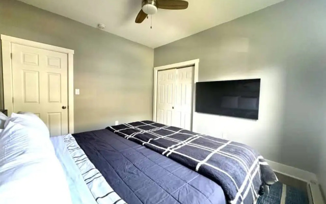 Modern Cozy Unit With King Bed