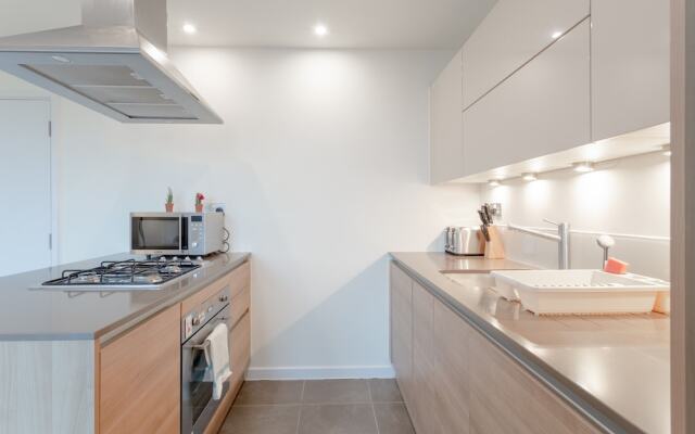 Modern 1 Bedroom Flat in Shadwell With Balcony