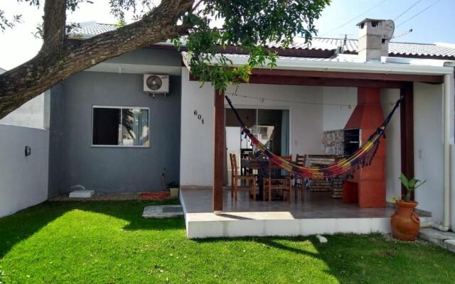 Casa com ótima localização a 100 metros da praia