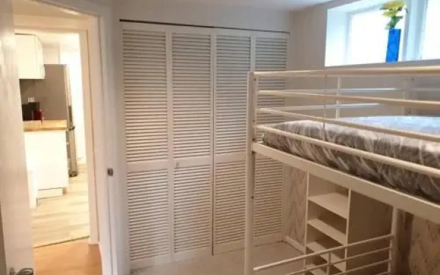 Happy, Cozy, Fun, Loving suite in West Vancouver