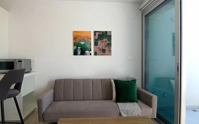 Phaedrus Living: Seaside Executive Flat Harbour 203