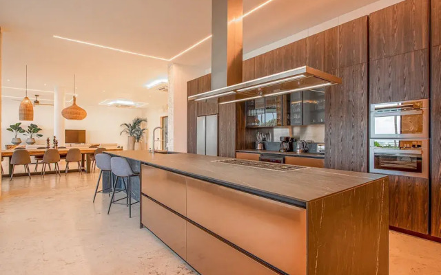 7-br Luxury Beachfront Paradise With Ocean Views