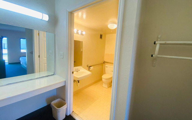 Travelers Place Inn & Suites