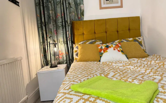 Sheffield - House - Sleeps 5 - Parking - Garden