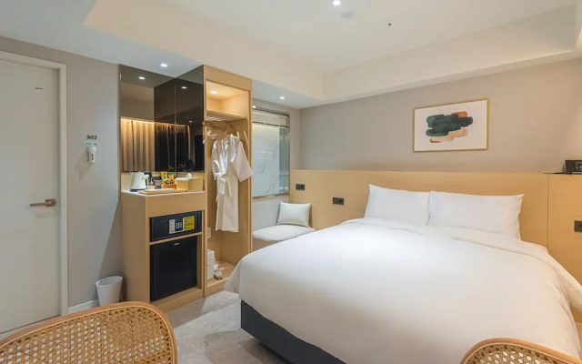 Asherah Villard Aqua Business Hotel