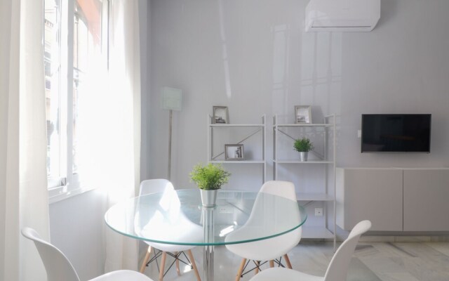 Bright And Quiet Apartment By Town