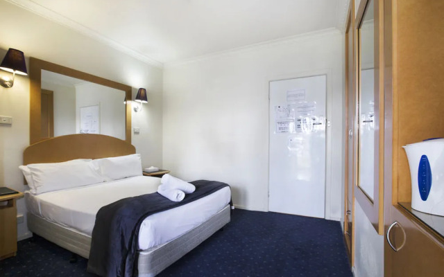 Skyways Hotel Airport West