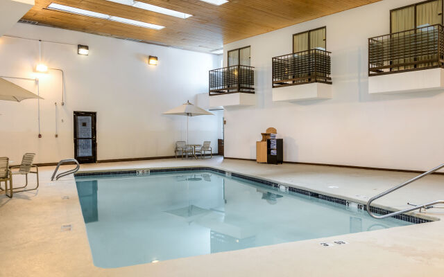 Desert Sands Inn & Suites