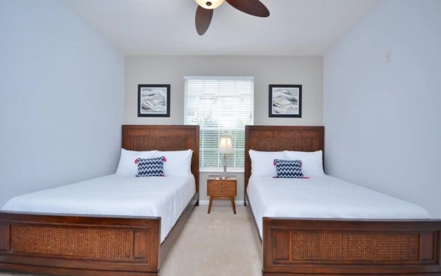Beautiful Modern Condo, Near Parks-2012