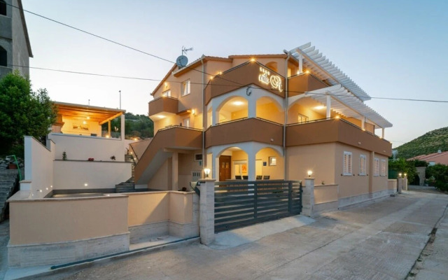 Lux 3 - Heated Pool - A6