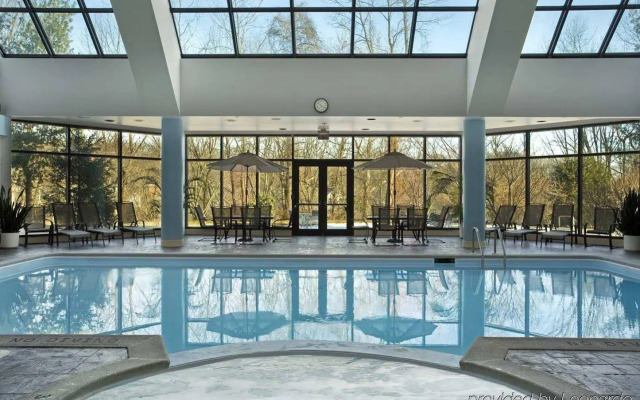 Hilton East Brunswick Hotel & Executive Meeting Center