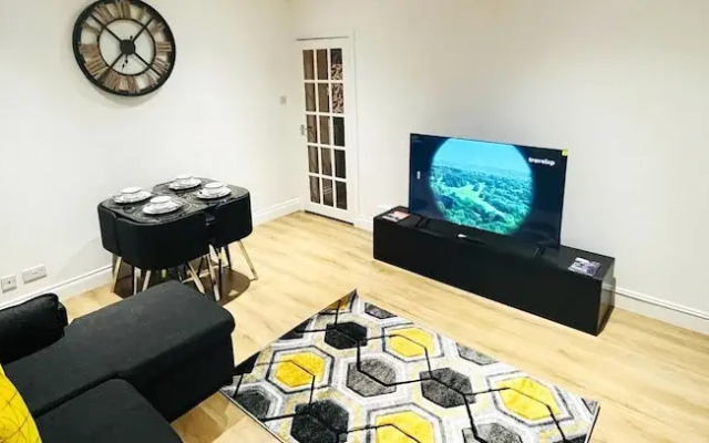 Luxury Entire Holiday Apartment - Self Checkin & Checkout