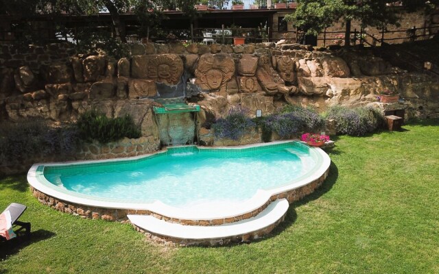 Residence with swimming pool in Sorano