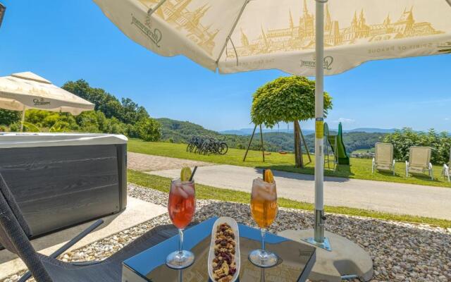 Pool & Whirlpool Villa Art Four