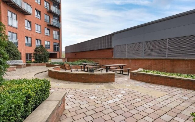 Stunning 2Br Waterside Apartment Close To Station