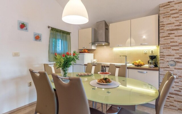 Beautiful Home in Vinisce With Wifi and 4 Bedrooms