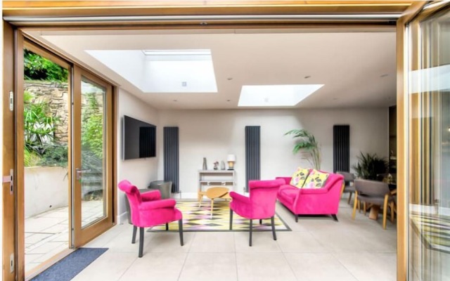 Ultra Luxe 3BR home near Princes St