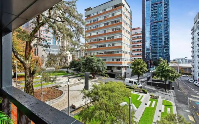 Central 2 BR apt - large balcony by Zodiak Stays