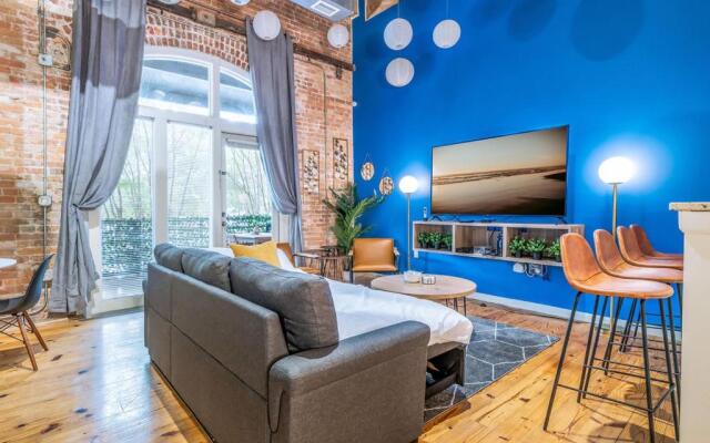 100 Year-Old Historic Brick 2BR Loft & Large Patio & Hammocks & High Ceiling