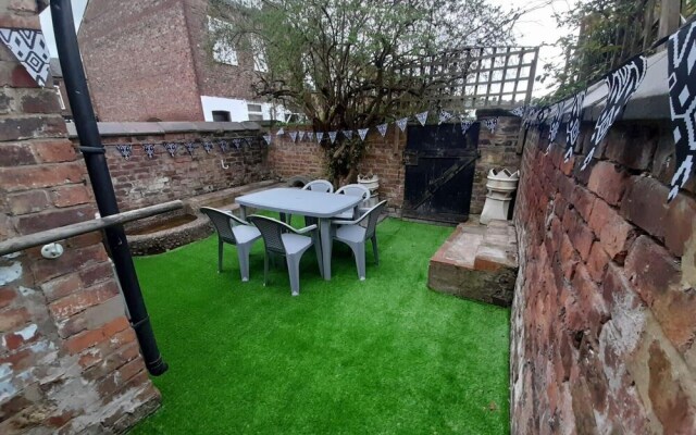 Spacious 5-bed House - Sleeps 10, Garden & Parking