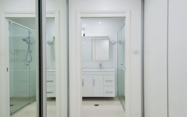 Stunning Waters Penthouse, Sandy Point Road, 46