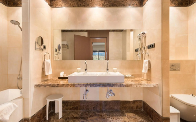 Fuerte Estepona Suites Spa