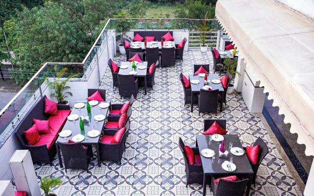 Fabhotel Divine & Banquet