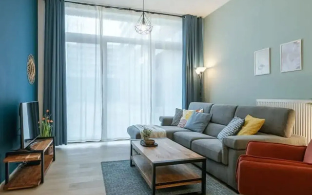 Bright Apartment Near the Beach