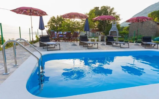 Gorgeous Villa in Tučepi with Private Swimming Pool