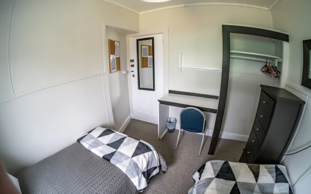 The Red Monkey Travellers' Lodge - Hostel