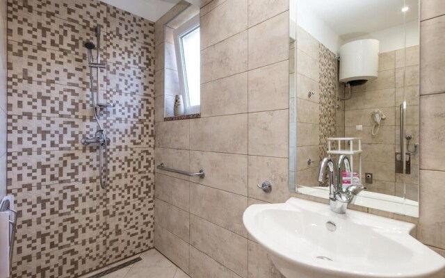 Beautiful Apartment in Rukavac With Wifi