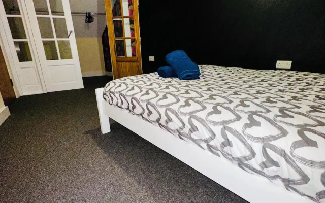 Stunning 5-bed House in Peterborough, Host 15 g