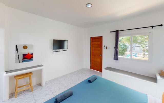 At The Beach Koh Larn