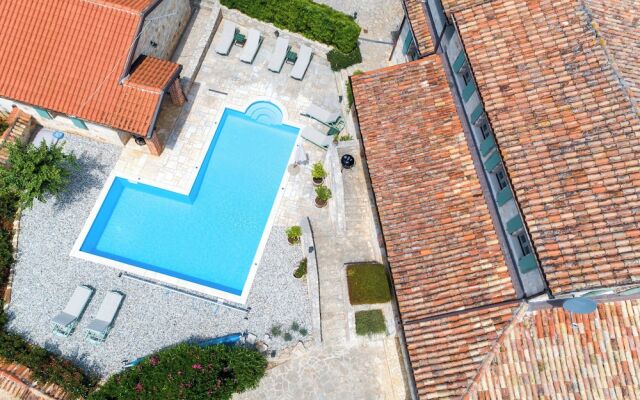 Vila Amyra With Pool