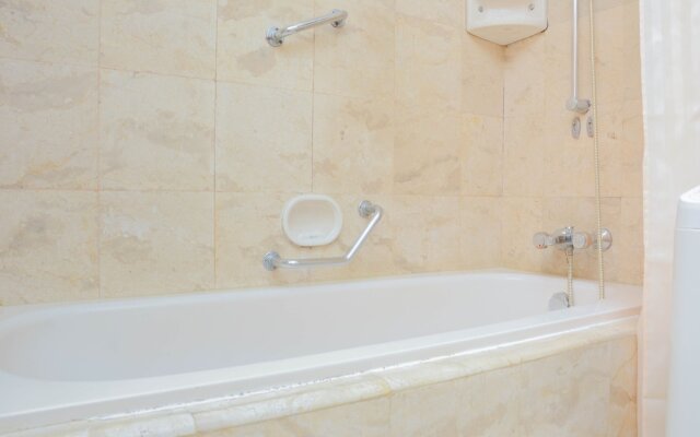 Stylish and Posh Studio Park Royale Apartment