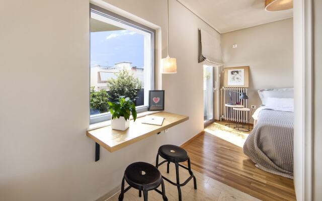 Stylish Sunny Apartment 1 stop to City Center by VillaRentalsgr
