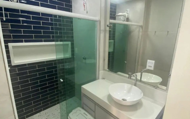 Apto 2 quartos com AR Cond, prédio frente p/ praia