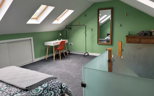 Forest Cedar Lodge, Cinderford, Sleeps 4
