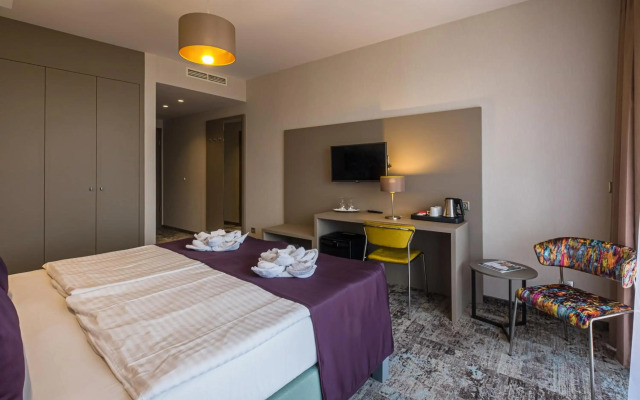 Hotel Golden Lake Resort