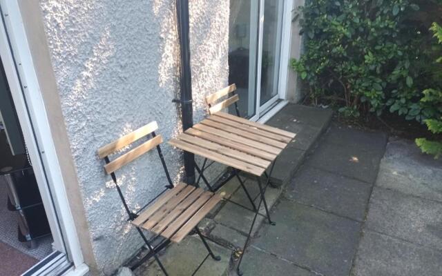 Central Modern Apartment with Free Parking And Private Garden