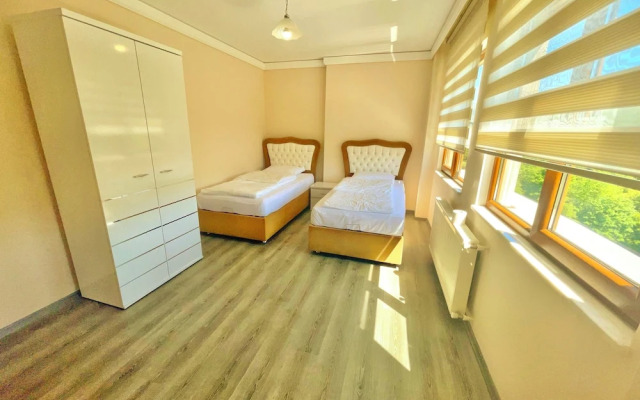 Lustra Garden Suite