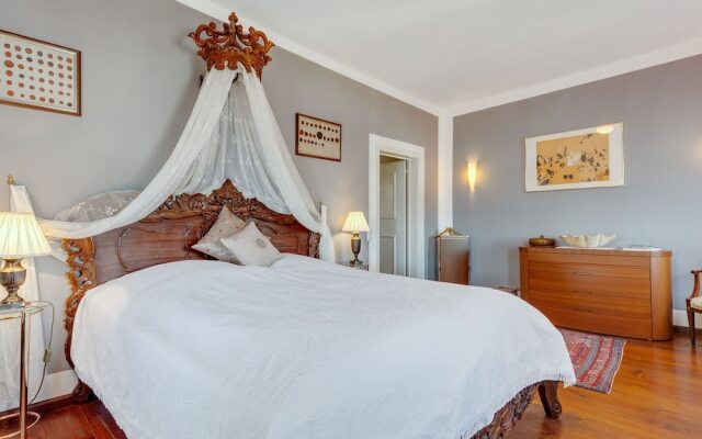 Lavish Castle in Riedenburg with Garden near Lake